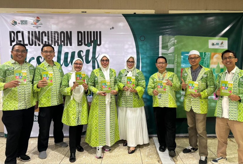 Para tour leader berfoto bersama saat peluncuran buku 