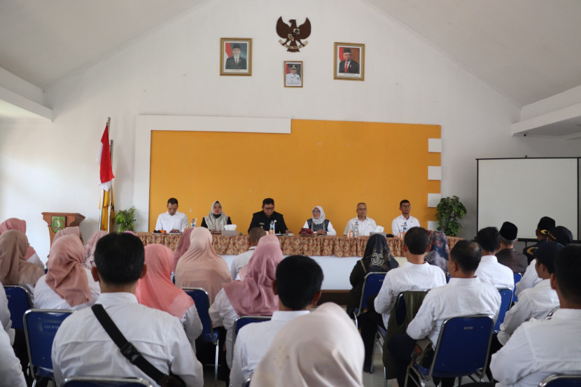 Pj Wali Kota Sukabumi Kusmana Hartadji saat melakukan kunjungan kerja ke Kantor Kecamatan Warudoyong, Rabu (9/10/2024).