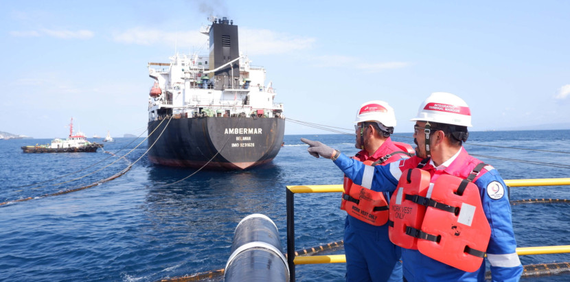 Direktur Utama Pertamina Patra Niaga Ego Syahrial dan Komisaris Utama Pertamina Patra Niaga Riva Siahaan melakukan Management Walk Through (MWT) ke Integrated Terminal (IT) Manggis di Karangasem, Bali. (Foto: Dok RUZKA INDONESIA)