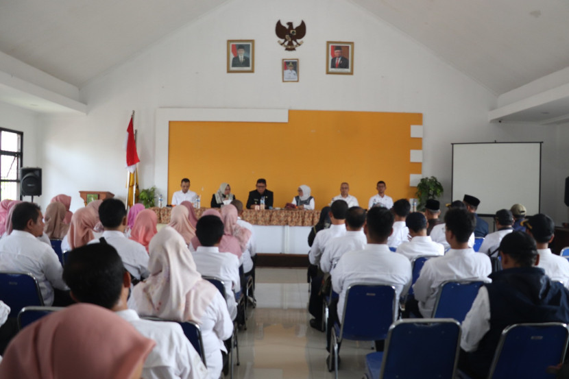 Momen kunjungan kerja Pj Wali Kota Sukabumi ke kantor Kecamatan Warudoyong, Rabu (9/10/2024).