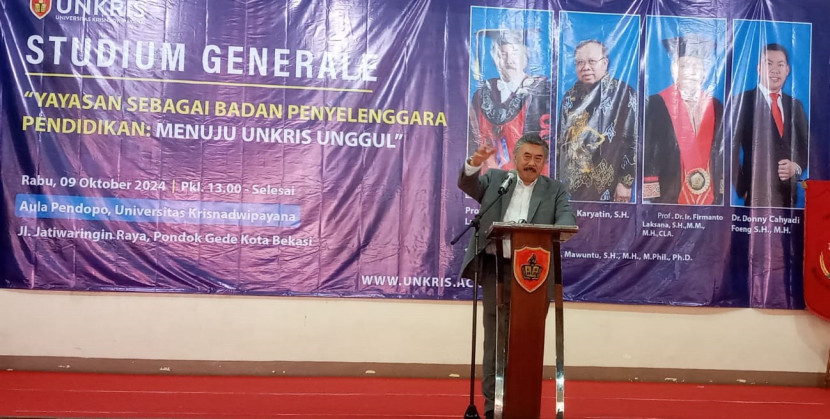 Ketua Pembina Yayasan Universitas Krisnadwipayana (Unkris) sekaligus mantan Hakim Agung RI, Prof Gayus Lumbuun, saat menyampaikan materi di Studium Generale Unkris di Pendopo Kampus Unkris, Bekasi, Jawa Barat, Rabu (9/10/2024). (Foto: Republika Network)