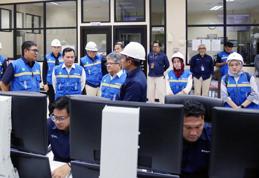 Pj Gubernur Sumsel Elen Setiadi (dua dari kiri) bersama Diektur Utama Pusri Daconi (kiri) dan Deputi Kemenko Perekonomian Dida Gardera pada kunjungan ke Pusri. (FOTO: Humas Pemprov Sumsel) 