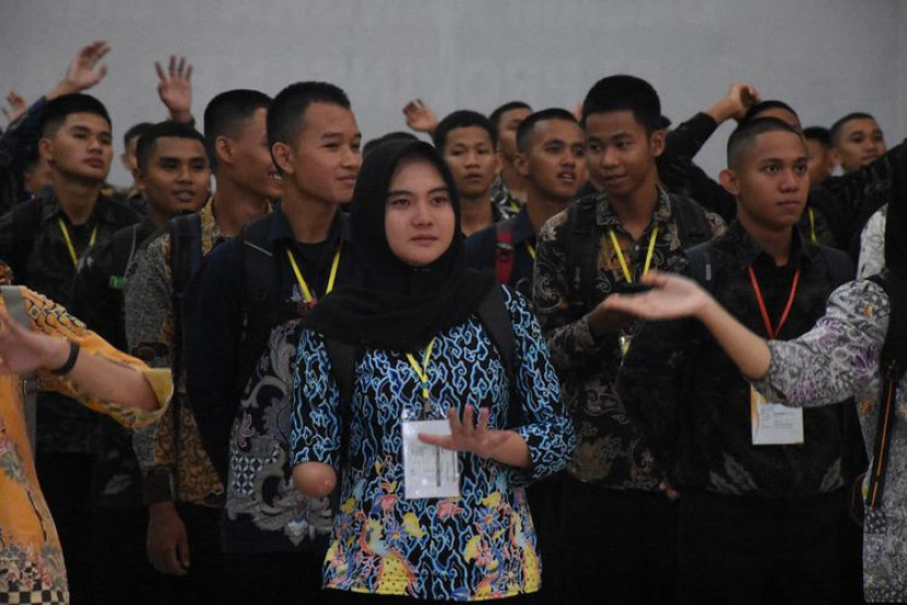 Nur Fatia Azzahra (tengah) salah satu personel Polri yang diterima melalui jalur disabilitas dan ditempatkan di Polda Kepulauan Babel. (Foto: Humas Polri) Sumber: