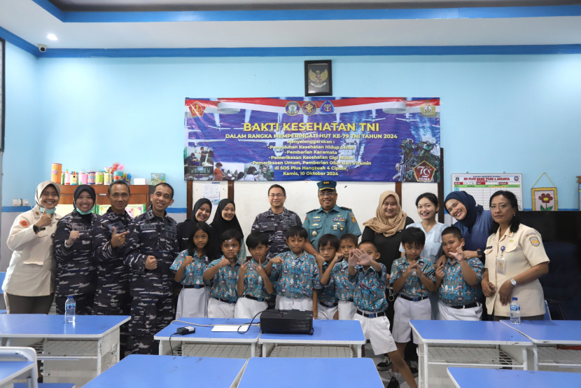 Foto bersama: Karumkital dr. Mintohardjo Kolonel Laut (K) dr. Imam Hidayat, Sp.S., FINA bersama Tim Giat Bakti Kesehatan, Guru, Siswa dan Orang Tua Siswa SD Plus Hang Tuah 4