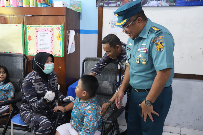 Foto: Karumkital dr. Mintohardjo Kolonel Laut (K) dr. Imam Hidayat, Sp.S., FINA, saat meninjau pemeriksaan kesehatan gigi kepada siswa SD Plus Hang Tuah 4