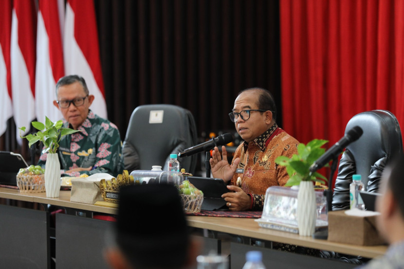 Pj Gubernur Lampung Samsudin (kanan) memberikan pengarahan pada High Level Meeting (HLM) Tim Pengendalian Inflasi Daerah (TPID). (FOTO: Ytr) 