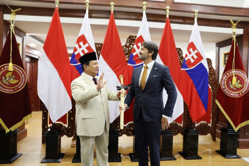 Menhan Prabowo Subianto bersama Menhan Slovakia Robert Kalinak. Sumber: Seputarmiliter.id