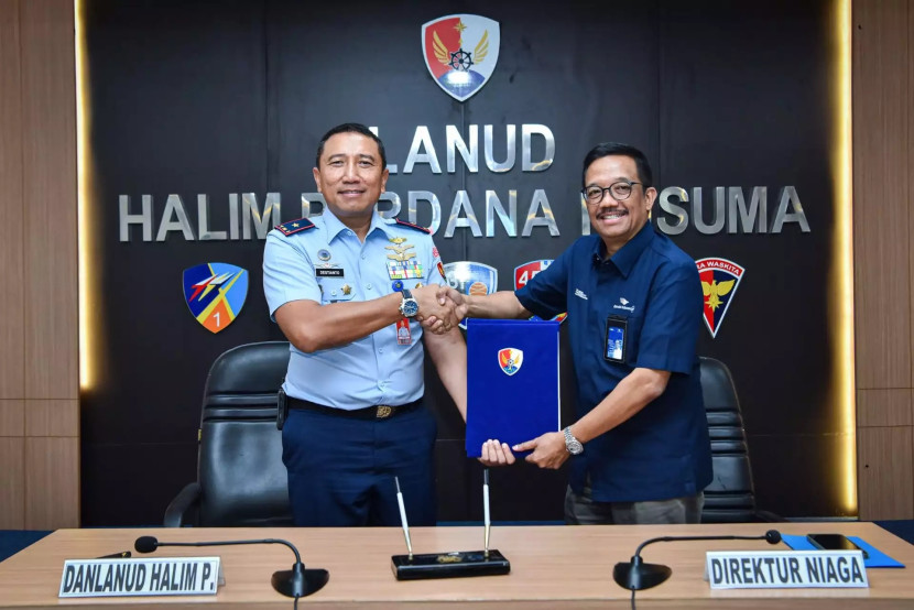 Komandan Lanud Halim Perdanakusuma Marsma Destianto N Utomo dan Direktur Niaga PT Garuda Indonesia Ade R Susardi. Sumber: Seputarmiliter.id