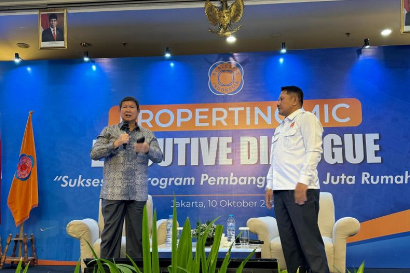 Ketua Umum DPP REI Joko Suranto (kanan) dan Ketua Satuan Tugas Perumahan presiden terpilih Prabowo Subianto yakni Hashim S. Djojohadikusumo dalam acara dialog di Jakarta.