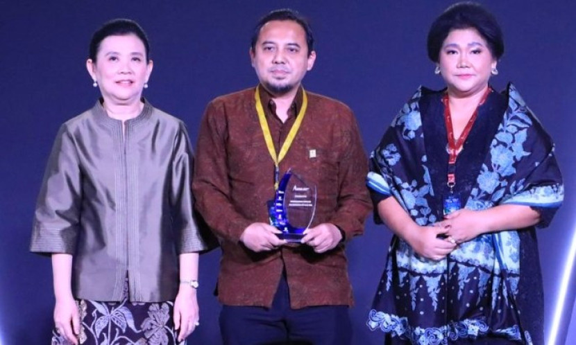 Direktur Utama PLN Icon Plus Ari Rahmat Indra Cahyadi (tengah) saat menerima penghargaan Annual Report Award. (Foto: Dok PLN Icon Pilus)