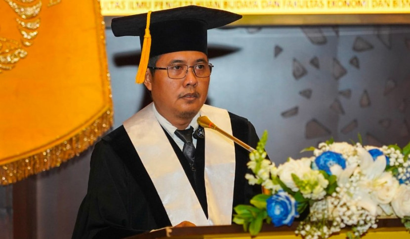 Prof Yon Machmudi, SS, PhD resmi dikukuhkan sebagai Guru Besar Tetap Ilmu Sejarah, FIB UI, di Balai Sidang Kampus UI Depok, Rabu (09/10/2024). (Foto: Dok Biro Humas & KIP UI)