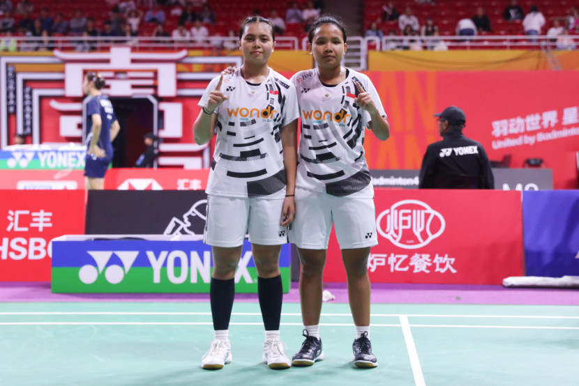 Ganda putri junior, Isyana Syahira Meida/Rinjani Kwinara Nastine memastikan medali dengan melangkah ke semifinal Kejuaraan Dunia Junior 2024. (PBSI)