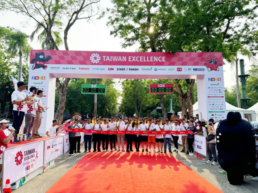 Para peserta Taiwan Excellence Happy Run 2024 bersama sejumlah perwakilan dari pihak penyelenggara dan sponsor bersiap memulai lomba di start gate. Foto: Taiwan Excellence. Foto: Taiwan Excellence