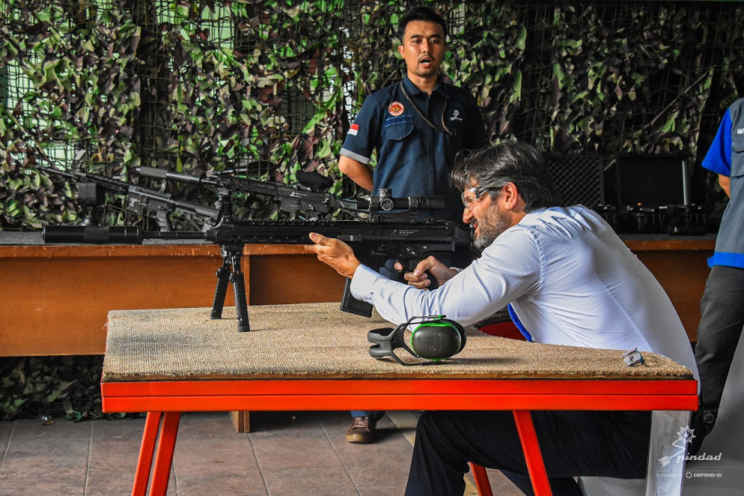 Menhan Slovakia Robert Kalinak menjajal senjata api laras panjang buatan PT Pindad di Bandung, Rabu (9/10/2024). Foto: Pindad