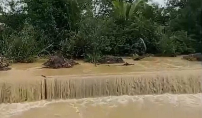 Dampak pengelupasan lahan berimbas ke perumahan warga. (dok warga/ SS)