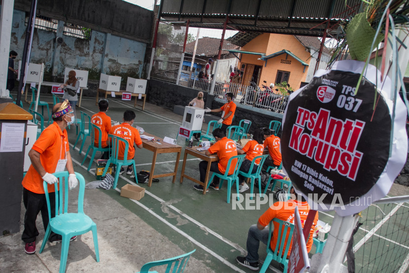 Menggunakan hak pilih pemilu ke TPS. (FOTO: Republika)