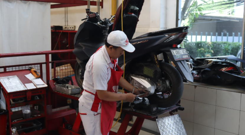 Tampak mekanik sedang melakukan servis berkala.                dok Wahana