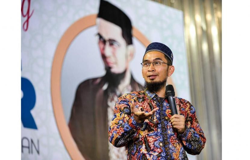 Ustadz Adi Hidayat (UAH). UAH berpesan kepada para penuntut ilmu agar tidak melewatkan sholat malam atau sholat tahajud. Foto: Republika