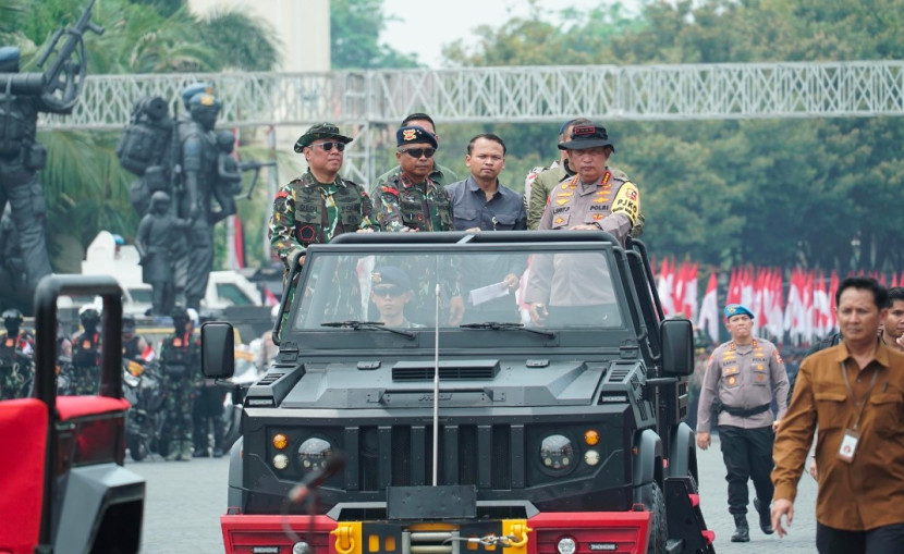 Kapolri Jenderal Listyo Sigit Prabowo mengecek gladi bersih apel gelar pasukan pengamanan pelantikan Presiden dan Wapres. (Foto: Dok Ruzka Indonesia)