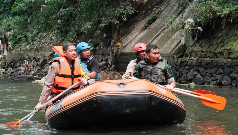 Dandim Kota Depok, Kolonel Iman Widhiarto bersama Kapolrestro Depok, Kombes Pol Arya Perdana menelusuri Sungai Ciliwung dalam giat bersih-bersih sampah. (Foto: Dok Diskominfo Kota Depok)