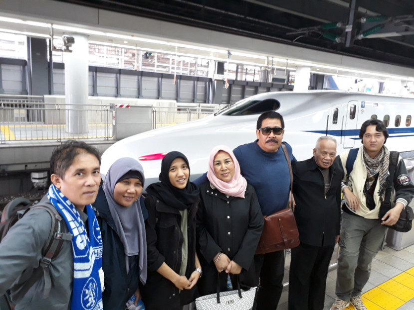 Sebelum berangkat naik Shinkansen, berkodak dulu. (FOTO: Dok. Maspril Aries)