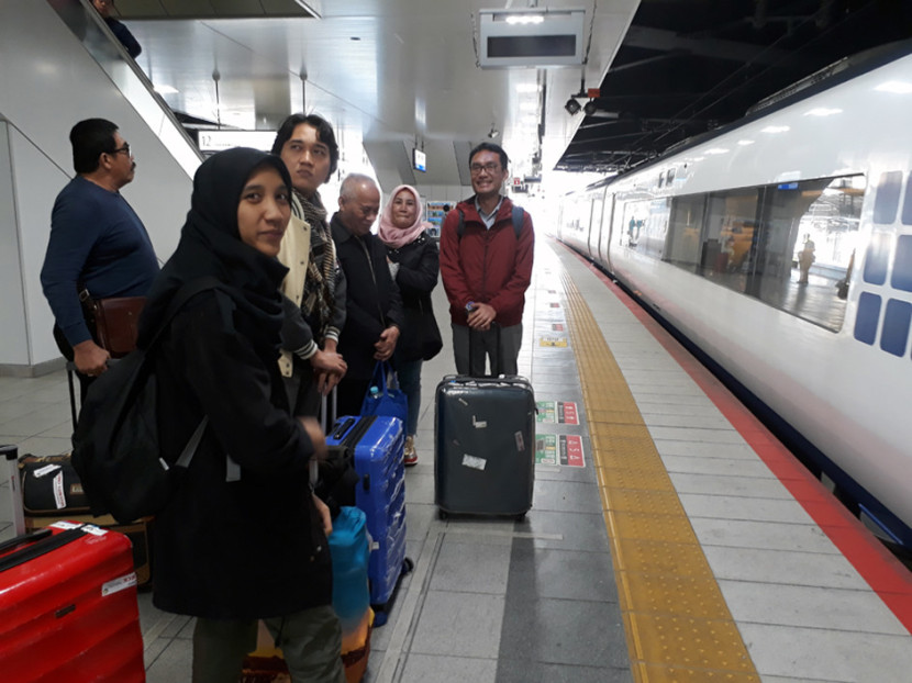 Menunggu kereta Shinkansen yang akan mengantar ke Osaka. (FOTO: Maspril Aries)