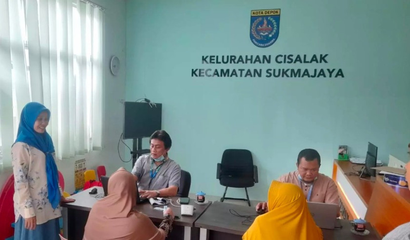 Lurah Cisalak, Rini Ekasari (kiri) sedang meninjau layanan kesehatan Puskesmas Keliling di Kantor Kelurahan Cisalak, Kota Depok. (Foto: Dok Diskominfo Kota Depok)