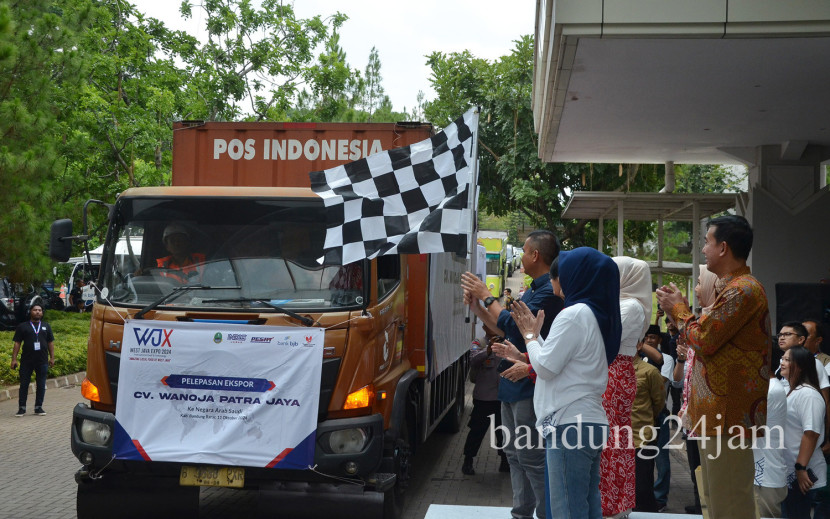 Pj Gubernur Jabar Bey Machmudin melepas ekspor kopi ke Arab Saudi dan Belanda di Bale Pare Kota Baru Parahyangan, Kabupaten Bandung Barat, Sabtu (12/10/2024). Foto: Edi Yusuf