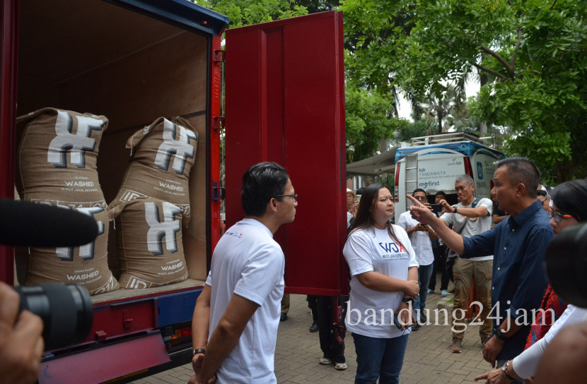 Pj Gubernur Jabar Bey Machmudin meninjau kopi yang siap ekspor saat melepas ekspor kopi ke Arab Saudi dan Belanda di Bale Pare Kota Baru Parahyangan, Kabupaten Bandung Barat, Sabtu (12/10/2024). Foto: Edi Yusuf