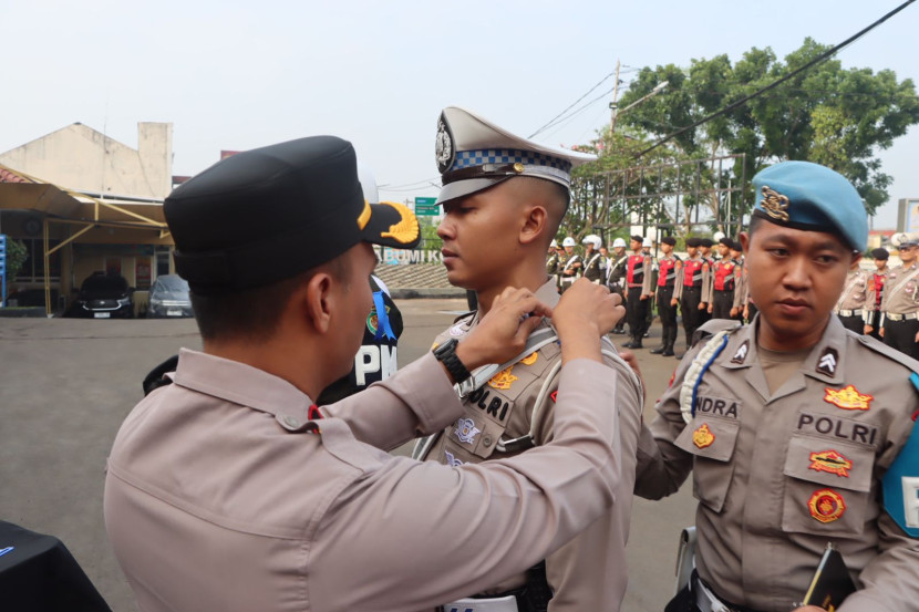 Wakapolres Sukabumi Kota Kompol Tahir Muhiddin memimpin apel gelar pasukan di Lapangan Apel Mapolres Sukabumi Kota, Senin (14/10/2024).