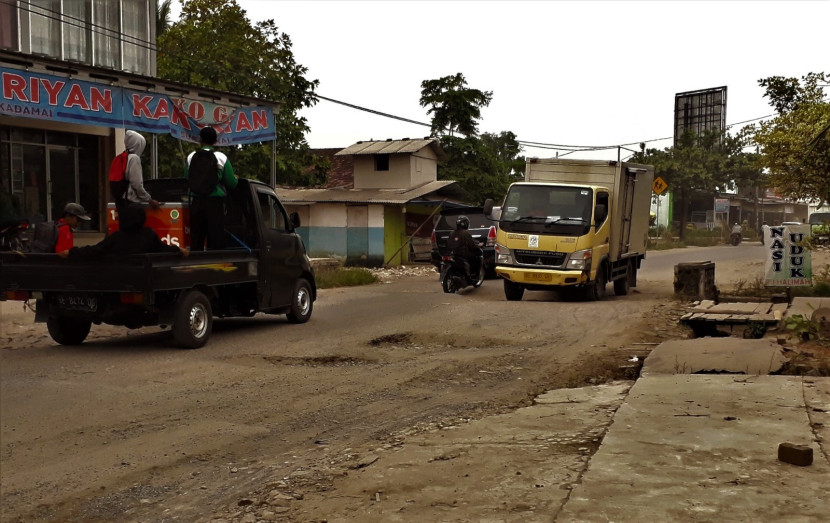 Salah satu ruas jalan rusak di Lampung. (Foto: SumatraLink.id/Mursalin Yasland)