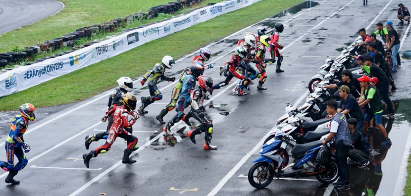 Peserta balap motor konversi listrik siap berlomba.      dok PLN