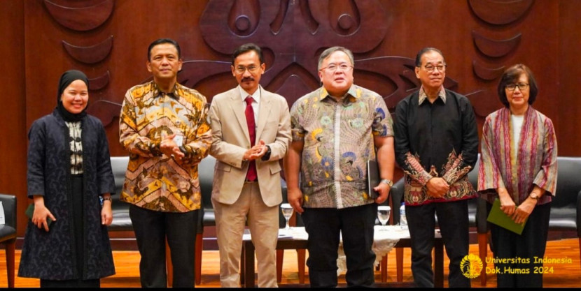 Para nara sumber Seminar Internasional bertajuk “Sistem Transportasi Darat Indonesia Terintegrasi, Cerdas, dan Berkelanjutan” di Balai Sidang, Kampus UI Depok, Kamis (10/10/2024). (Foto: Dok Biro Humas & KIP UI)