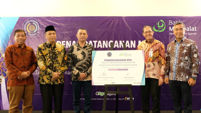 PT Bank Muamalat Indonesia Tbk dan Universitas Muhammadiyah Kupang menandatangani nota kesepahaman kerja sama pemanfaatan produk pendanaan, pembiayaan dan jasa perbankan syariah serta pengembangan pendidikan. (Foto: Dok Ruzka Indonesia)