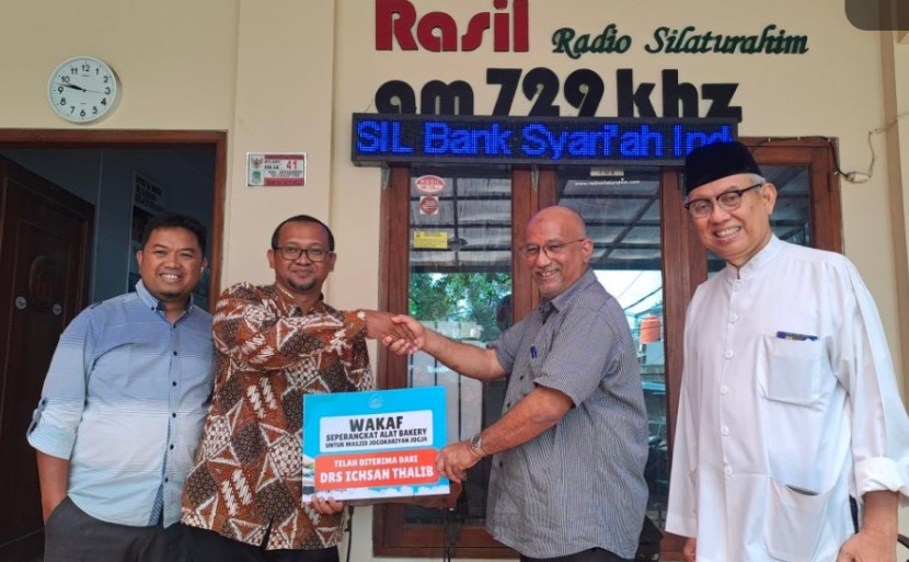 Pengurus Waqaf Rumah Quran (YRQ) Silaturahim (kiri tengah) menyerahkan secara simbolis bantuan ke Ketua Masjid Jogokariyan Yogyakarta, M Rizqi Rahim. (Foto: Dok Ruzka Indonesia)