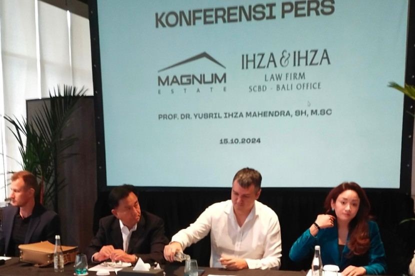 Prof Yusril Ihza Mahendra bersama tim kuasa hukum dari Ihza & Ihza Law Firm dan Deputy Legal Director Ihza & Ihza Law Firm SCBD-Bali Office ditunjuk sebagai kuasa hukum investor Rusia, PT MEI. (Foto: Rusdy Nurdiansyah/RUZKA-REPUBLIKA NETWORK)