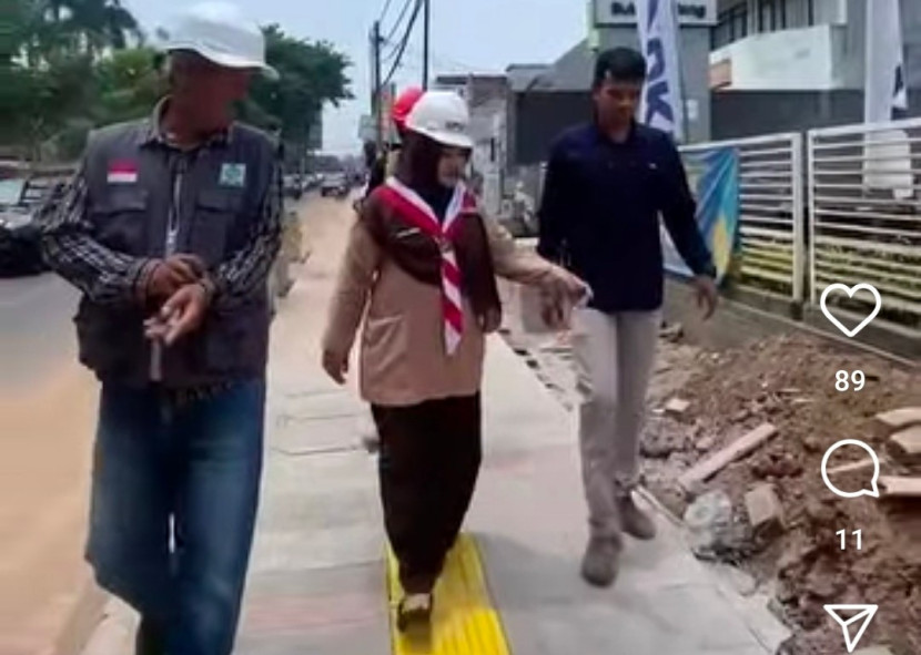 Kepala Dinas PUPR Kota Depok, Citra Indah Yulianty (tengah) sedang meninjau pembangunan dan penataan trotoar di Jalan Cinere Raya. (Foto: Dok Ruzka Indonesia)