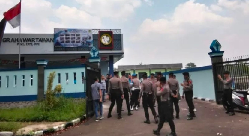 Setelah mendapat laporan adanya kekerasan terhadap wartawan, aparat kepolisian langsung bertindak mendatangi kantor PWI Kabupaten Bogor. (Foto: Dok Ruzka Indonesia)