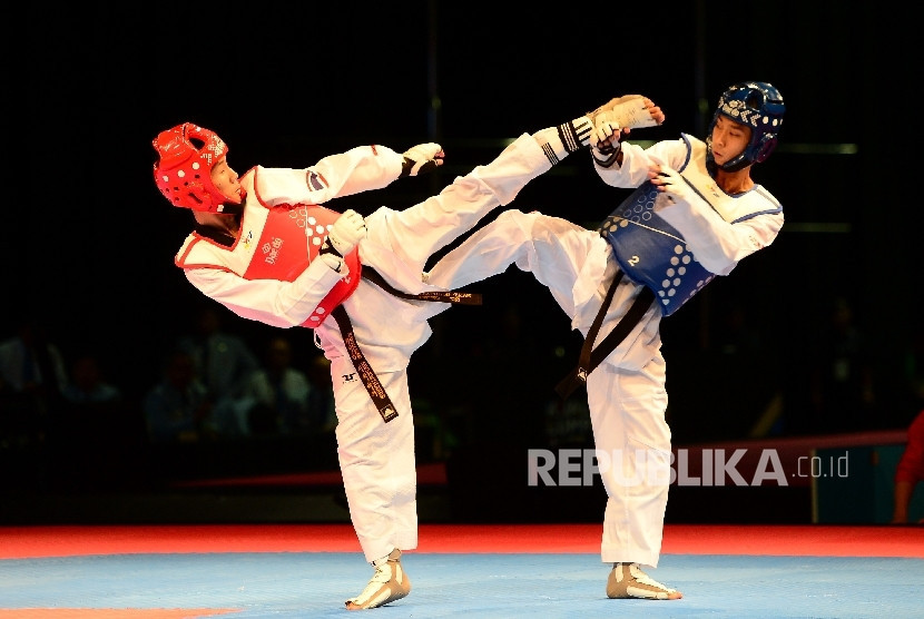 Dua atlet Taekwondo sedang bertarung (ilustrasi). Foto: Republika/Wihdan