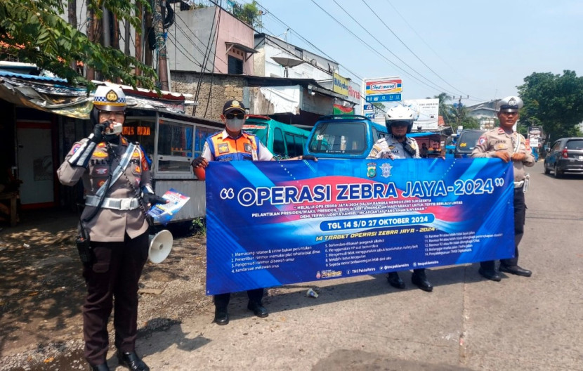 Kanit Keamanan dan Keselamatan Lalulintas (Kamsel) Polrestro Depok, AKP Elly Padiansari (kiri) turun ke jalan mengimbau masyarakat agar tertib berlalulintas. (Foto: Dok Ruzka Indonesia)