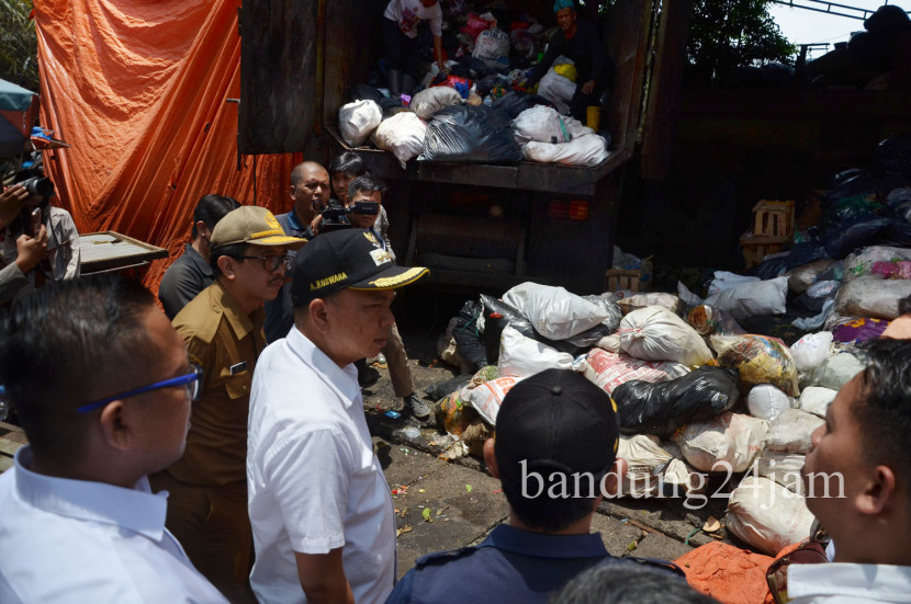 PJ Wali Kota Bandung, A Koswara, meninjau Tempat Pembuangan Sementara (TPS) sampah di Pasar Sederhana, Kota Bandung, Selasa (15/10/2024). Foto: Edi Yusuf