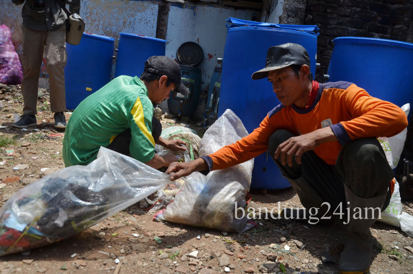 Petugas memilah sampah organik dan anorganik di Pasar Sederhana, Kota Bandung, Selasa (15/10/2024). Foto: Edi Yusuf