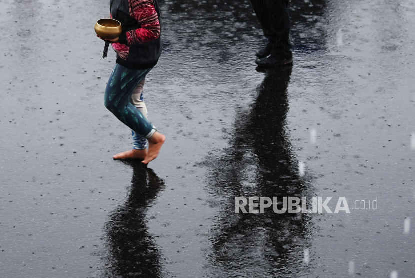 Pawang hujan melakukan ritual saat hujan mengguyur Pertamina Mandalika International Street Circuit, Lombok Tengah, NTB, Ahad (20/3/2022). Ilustrasi. Foto: ANTARA/Andika Wahyu