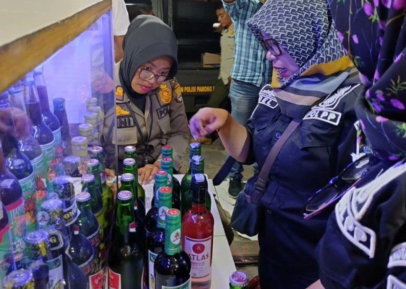 Satpol PP Kota Cilegon menyita 140 botol miras dari warung jamu. Foto: Diskominfo Kota Cilegon