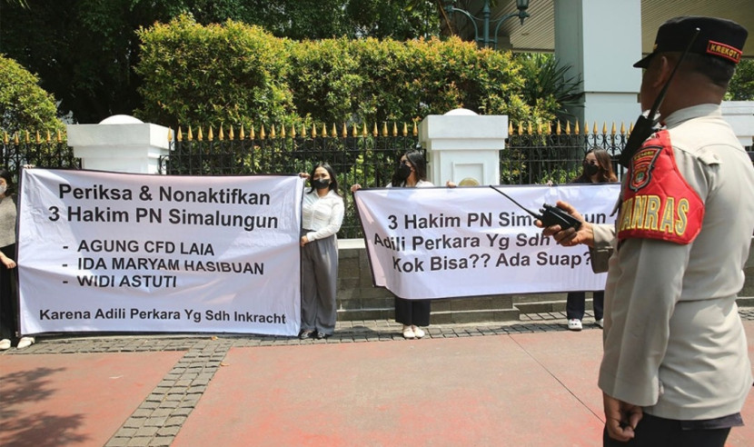 Aksi demo mahasiswa yang tergabung dalam KOMAUNINMA di Gedung Kantor MA Jakarta. Mahasiswa menuntut diusut kasus mafia peradilan di PN Simalungun. (Foto: Dok Ruzka Indonesia)