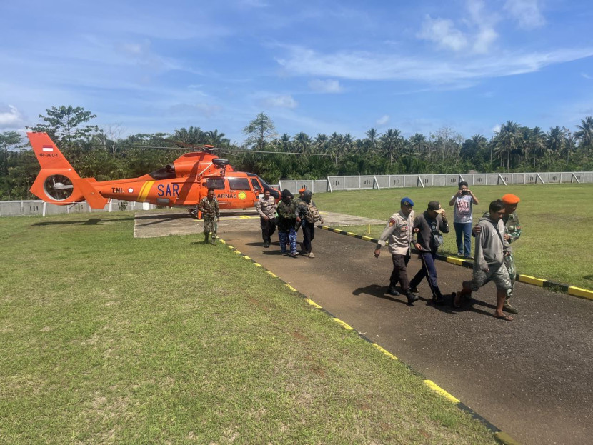 Proses evakuasi nelayan yang terjebak di jembatan putus Kecamatan Tegalbuleud, Kabupaten Sukabumi, Kamis (17/10/2024). Dok Kantor SAR Jakarta