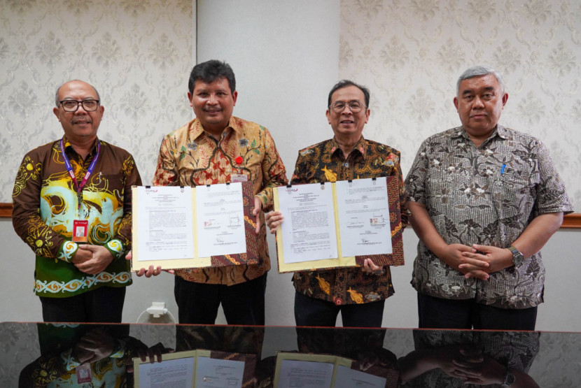 Unair melakukan penandatanganan perjanjian terkait sponsorship sepeda listrik Bank Jatim