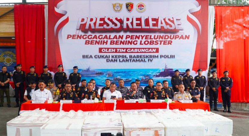 Jumpa pers penangkapan penyeludupan benih bening Lobster di Kepri. (Foto: Dok Ruzka Indonesia)