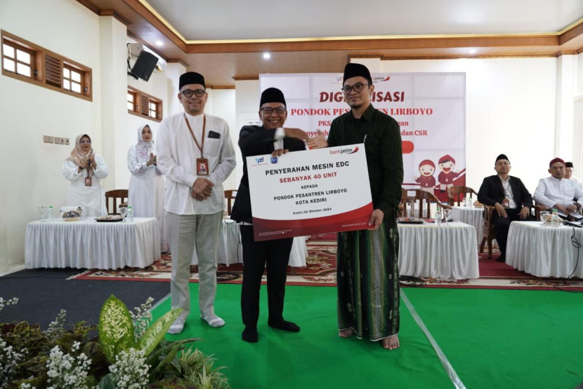 Penyerahan 40 mesin EDC dari Bank Jatim Syariah Kediri ke Ponpes Lirboyo