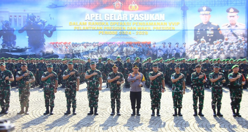 Aparat Polri dan TNI gelar pasukan pengamanan pelantikan Presiden dan Wakil Presiden di Monas, Jakarta Jumat (18/10/2024). (Foto: Dok Ruzka Indonesia)